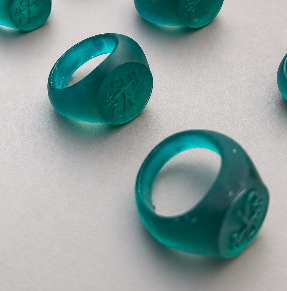 Anillos en primer plano con el grabado