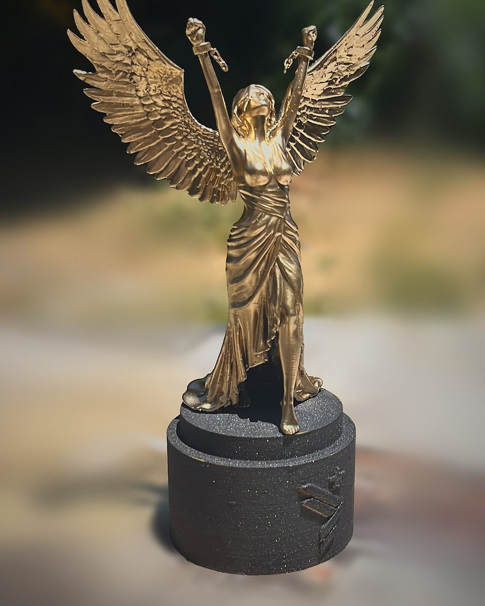 Figura sobre su base en exterior